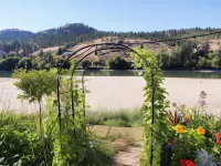 Rayleigh River Retreat - Garden Oasis Отели в г. Камлопс