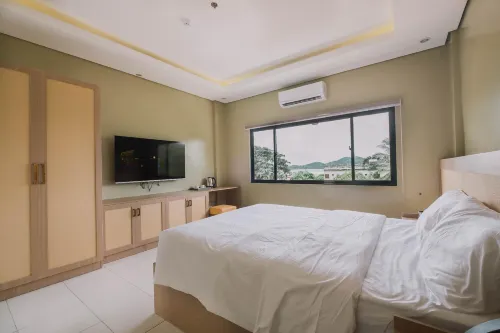 โรงแรมและรีสอร์ตทรอปิคาซา คอรอน