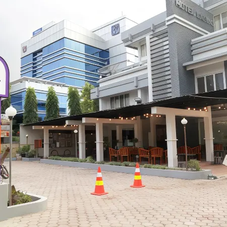 PLUM Hotel Lading Banda Aceh Отели в г. Банда Асех