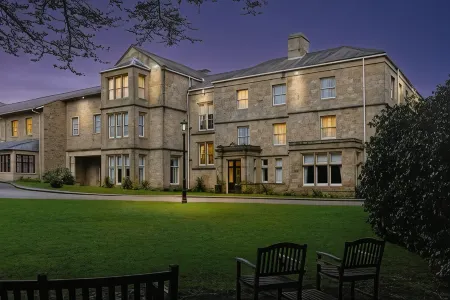 Weetwood Hall Estate Отели рядом со станцией Headingley