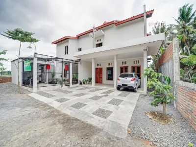 RedDoorz at Omah Candi Sari Near Airport Yia فنادق في Temon