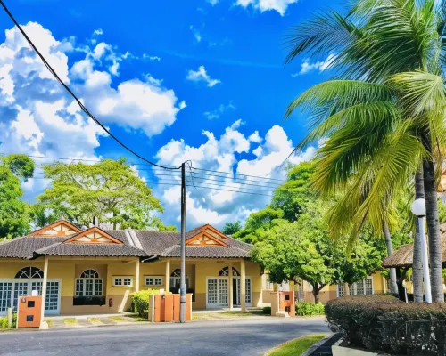 Rumbia Resort Villa Paka Hotels in Paka