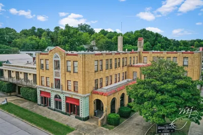 Hotel Seville Hotel dekat Bandara Boone County