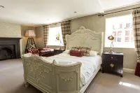 ديرتي بوتلز Hotels near Bailiffgate Museum