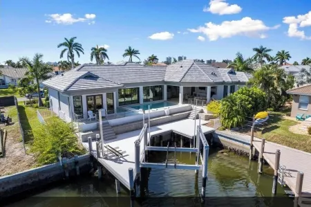 Bella Fratelli Marco Island 🏝️  With Electric Lift Pier Отели рядом с достопримечательностью «Hideaway Beach»