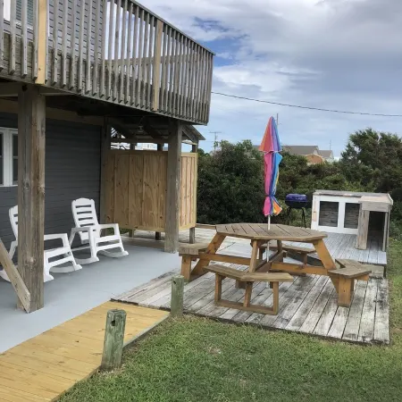 Newly remodeled &100 steps to the beach access.  Very clean and close to beach.