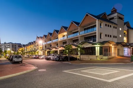 Dolphin Quay Apartments Отели в г. Мандурах