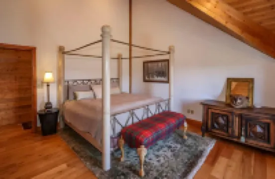 PINEVIEW LAKE LODGE- 6 bed 4.5 bath minutes from Snowbasin Ski Resort.