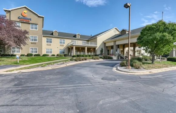 阿普爾頓機場舒適套房酒店