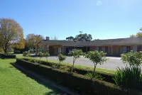 Golfview Motor Inn Hotels in Ashmont