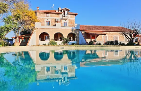 卡薩萊德爾文託旅館