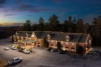 Mountain Inn & Suites Flat Rock - parking