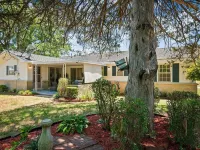 Kid Friendly. Outdoor space. Fully stocked kitchen. Bright and clean. Hotels in Mountain Home