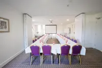 โรงแรมโกลเด้นเพบเบิล