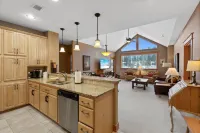 Riverstone Village— Floor Corner Condo, Relax and Enjoy the Peaceful Sounds of Nature! Hoteles en Coeur d'Alene