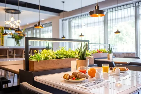 Aparthotel Adagio Amsterdam City South Отели рядом с достопримечательностью «Clara Maria Cheese & Clog Farm»