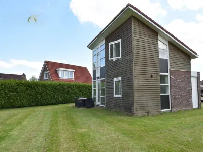 Holiday Home in Flevoland with Pool Hotel dekat Camping De Parel