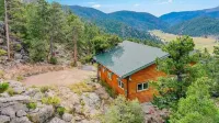 Sky Cabin!! Private 2 acres only 10 min to Estes Park. Great Views of Longs Peak
