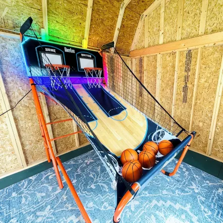Fun House/King Bed - Close to Town/Full of Entertainment!