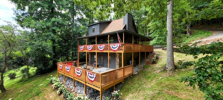 Lakefront Home & Guest House with Two Docks, and Breathtaking Mountain Views! Hotels in Towns County