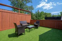 Stunning 3BRM Apartment with Rooftop Patio in the Beaches Area of Toronto - บังกะโล