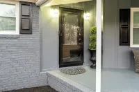 Serenity Spot- Charming 3-bedroom house 20 minutes from the Airport.