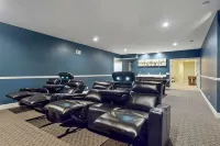 Luxury Estate–Pool, Pool House, Theater, Game Room, Putting Green–Steps to Beach - Wifi
