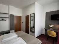 Hotel Lumen am Hauptbahnhof Hotels near Outer Alster Lake