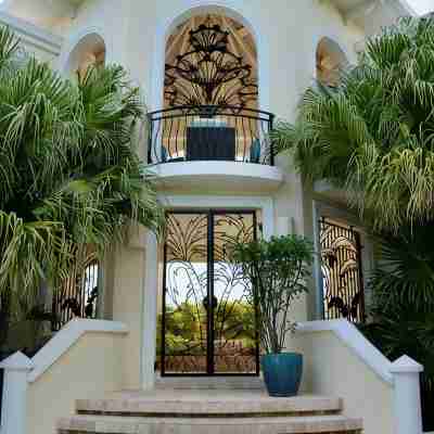 Your luxury home sleeps 10 on the World's number one Island and beach Hotel Exterior