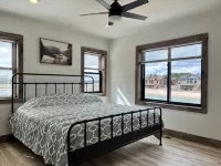 Relax & Unwind at Sunset Lake Paradise 4Br Lakefront Retreat with Fire Pit, WiFi
