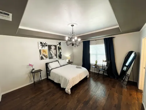 3 bedroom Townhome near Downtown Dallas- Sleeps 10 people - Bungalows