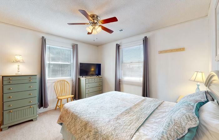 Feeling Frisco - 4-bedroom house in the OBX just steps to the beach.