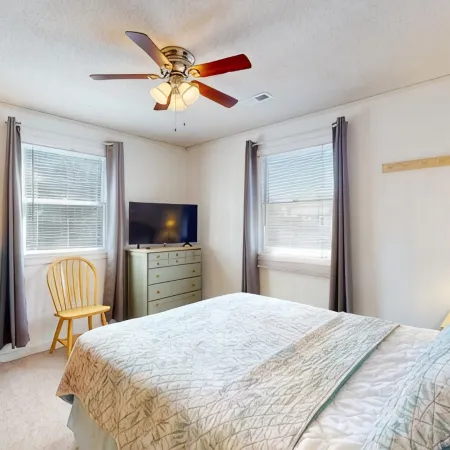 Feeling Frisco - 4-bedroom house in the OBX just steps to the beach.