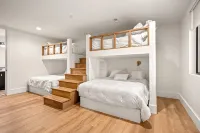 Peaceful Lake Front Retreat: Sleeps 14, Pet & Family Friendly Near Tiec - 4-Star