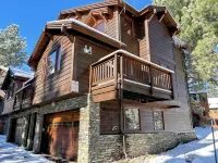 Luxurious condo with private hot tub, steps from the village and adventure! - 4 tähden