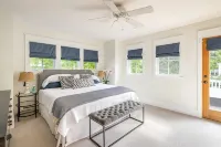 Chic Home with Stunning Patio, 5-min drive to Downtown - 방갈로