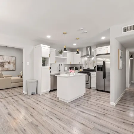 Stylish 3BR 2 Living Areas 10 Min to Airport