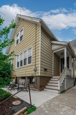 Brady St Retreat Front House - Sleeps 8 & Pets - บังกะโล