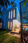 Family-sized entire house with private pool. 10 minutes to a black sand beach! - Homestays