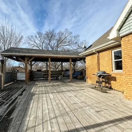 THE LOFT 3 level urban cabin with a HUGE patio! Отели в г. Уилмар