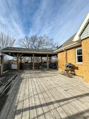 THE LOFT 3 level urban cabin with a HUGE patio!