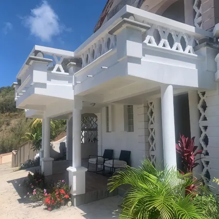LenDeens an Affordable Hillside1BD/1BTH Apartment w/ AC and Gorgeous Oceanviews