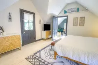 Fully fenced in backyard, close to downtown, marina, bars, and shops. - Country Houses
