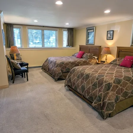 Remodeled Condo w/ FREE WiFi, Parking, Heated Pool, Hot Tubs, Skier Shuttles