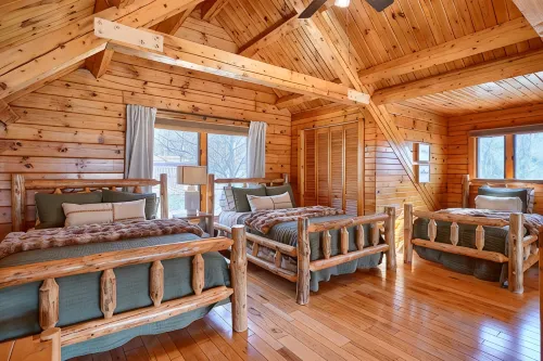 Water's Edge Cozy 2-bedroom cabin. Wooded setting, WiFi, Pond & Hot Tub - 3-Star