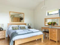 Honeysuckle lodge - sleeps 4/5 with wood burner and private hot tub Cheddar otelleri