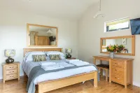 Honeysuckle lodge - sleeps 4/5 with wood burner and private hot tub - 3-Star
