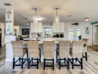 Waterfront Oasis w/ Heated Pool & Tiki Bar-Kayaks-Close to Springs - Balkoner