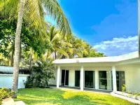 Ocean access waterfront home with TIKI Ranch and Pool. Pet friendly! Hotele w: 