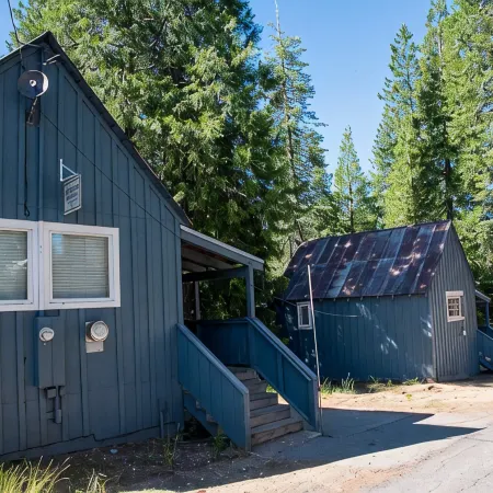 China Alley Cabin B: Cute & Cozy Cottage w/ Deck Отели в г. Пламас Каунти